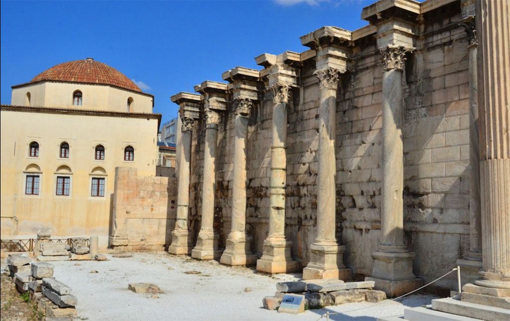 Mur et colonnes de la bibliothèque d'Hadrien